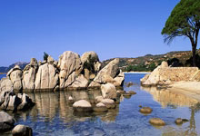 国安赛前为于大宝举办退役仪式，董事长周金辉送上纪念球衣.